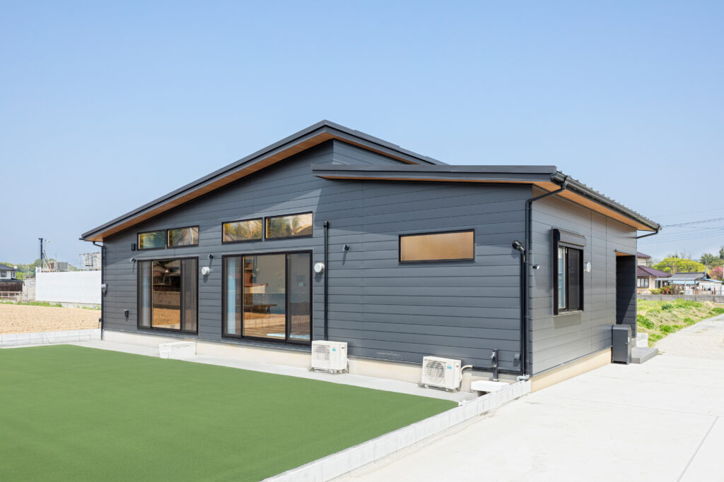 多彩な素材が組み合わされたラグジュアリーな平屋